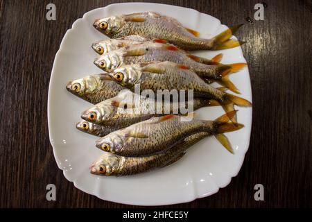 Pesce sbucciato su un piatto. Foto Stock