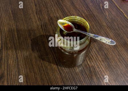 Marmellata di frutta in un vaso sul tavolo. Foto Stock