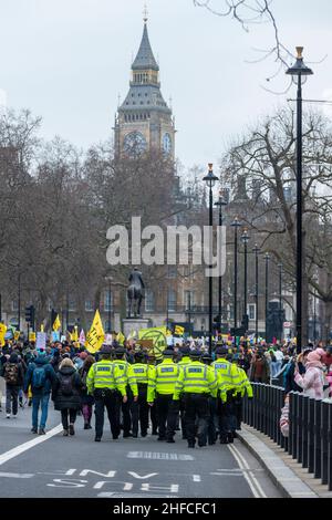 Londra, Regno Unito. 15 gennaio 2022. La polizia scende a Whitehall mentre le persone prendono parte a una protesta Kill the Bill nel centro di Londra. Le proteste sono state provocate dalla polizia, dalla criminalità, dalla condanna e dalla legge sui tribunali, che propongono di dare alla polizia in Inghilterra e Galles più potere di imporre condizioni alle proteste non violente, comprese quelle ritenute troppo rumorose o fastidiose. Credit: Stephen Chung / Alamy Live News Foto Stock