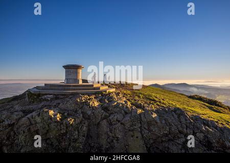 Worcestershire Beacon e il Toposcope e Triangulation Point al tramonto nelle Malverne, Inghilterra Foto Stock