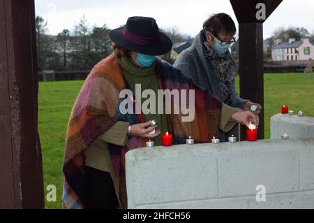 Ballydehob, West Cork, Irlanda. 15th Jan 2022. Questa sera circa 200 persone si sono riunite al Ballydehob Playground per tenere una veglia in memoria di Ashling Murphy. La sig.ra Murphy, insegnante di 23 anni di scuola elementare, è stata trovata morta mercoledì pomeriggio sulle rive del Canal Grande, Co. Offaly. Gardaí è ancora alla ricerca del suo killer, che rimane in grande. Un uomo è stato arrestato e interrogato, ma è stato rilasciato gratuitamente, dopo essere stato liberato di qualsiasi coinvolgimento in questo crimine. Gardaí hanno detto che stanno cercando di parlare con una persona di interesse nel caso. Credit; ed/Alamy Live News Foto Stock