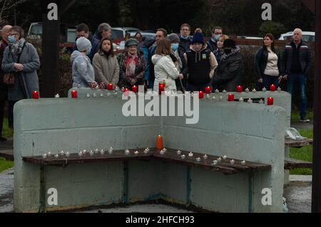 Ballydehob, West Cork, Irlanda. 15th Jan 2022. Questa sera circa 200 persone si sono riunite al Ballydehob Playground per tenere una veglia in memoria di Ashling Murphy. La sig.ra Murphy, insegnante di 23 anni di scuola elementare, è stata trovata morta mercoledì pomeriggio sulle rive del Canal Grande, Co. Offaly. Gardaí è ancora alla ricerca del suo killer, che rimane in grande. Un uomo è stato arrestato e interrogato, ma è stato rilasciato gratuitamente, dopo essere stato liberato di qualsiasi coinvolgimento in questo crimine. Gardaí hanno detto che stanno cercando di parlare con una persona di interesse nel caso. Credit; ed/Alamy Live News Foto Stock