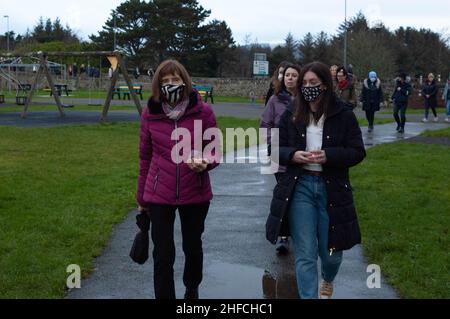 Ballydehob, West Cork, Irlanda. 15th Jan 2022. Questa sera circa 200 persone si sono riunite al Ballydehob Playground per tenere una veglia in memoria di Ashling Murphy. La sig.ra Murphy, insegnante di 23 anni di scuola elementare, è stata trovata morta mercoledì pomeriggio sulle rive del Canal Grande, Co. Offaly. Gardaí è ancora alla ricerca del suo killer, che rimane in grande. Un uomo è stato arrestato e interrogato, ma è stato rilasciato gratuitamente, dopo essere stato liberato di qualsiasi coinvolgimento in questo crimine. Gardaí hanno detto che stanno cercando di parlare con una persona di interesse nel caso. Credit; ed/Alamy Live News Foto Stock