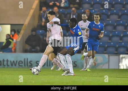 COLCHESTER, REGNO UNITO. GENNAIO 15th Jacob Wakeling of Barrow batte per il possesso con Junior Thamadeu di Colchester durante la partita della Sky Bet League 2 tra Colchester United e Barrow al JobServe Community Stadium di Colchester sabato 15th gennaio 2022. (Credit: Ivan Yordanov | MI News) Credit: MI News & Sport /Alamy Live News Foto Stock