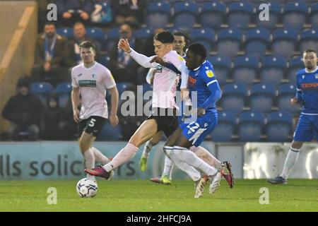 COLCHESTER, REGNO UNITO. GENNAIO 15th Jacob Wakeling of Barrow batte per il possesso con Junior Thamadeu di Colchester durante la partita della Sky Bet League 2 tra Colchester United e Barrow al JobServe Community Stadium di Colchester sabato 15th gennaio 2022. (Credit: Ivan Yordanov | MI News) Credit: MI News & Sport /Alamy Live News Foto Stock