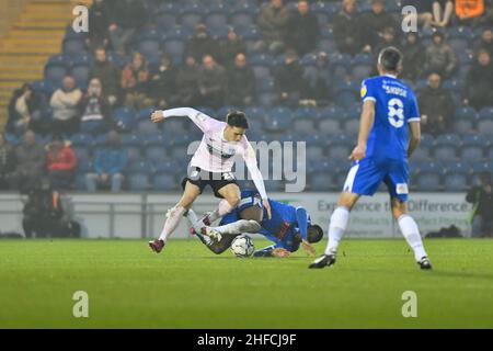 COLCHESTER, REGNO UNITO. GENNAIO 15th Jacob Wakeling of Barrow batte per il possesso con Junior Thamadeu di Colchester durante la partita della Sky Bet League 2 tra Colchester United e Barrow al JobServe Community Stadium di Colchester sabato 15th gennaio 2022. (Credit: Ivan Yordanov | MI News) Credit: MI News & Sport /Alamy Live News Foto Stock