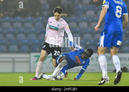 COLCHESTER, REGNO UNITO. GENNAIO 15th Jacob Wakeling of Barrow batte per il possesso con Junior Thamadeu di Colchester durante la partita della Sky Bet League 2 tra Colchester United e Barrow al JobServe Community Stadium di Colchester sabato 15th gennaio 2022. (Credit: Ivan Yordanov | MI News) Credit: MI News & Sport /Alamy Live News Foto Stock