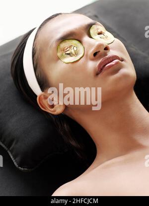 Donna che riceve un rinfrescante trattamento viso naturale presso il padiglione relax all'aperto della Rebab Spa a Kayumanis Gangsa, Bali, Indonesia. Foto Stock