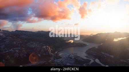 Vista aerea di una piccola città, Squamish, in Howe Sound durante la stagione invernale Foto Stock