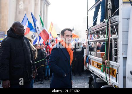 Il leader dei Patrioti Florian Philippot durante la dimostrazione contro la salute pass. Diverse decine di migliaia di persone si sono sfilate a Parigi, rispondendo all'appello di Florian Philippot e dei "Patrioti". I dimostranti protestavano, in nome delle libertà, gli obblighi del pass sanitario per la vaccinazione. Parigi, Francia, il 15 gennaio 2022. Foto di Pierrick Villette/ABACAPRESS.COM Foto Stock