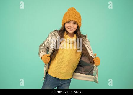 Facciamo questo. Capretto si affretta verso l'avventura. Infanzia felice. Goda il tempo sulle feste di natale. Bambino elegante. Moda di stagione di autunno. Ragazza adolescente dentro Foto Stock