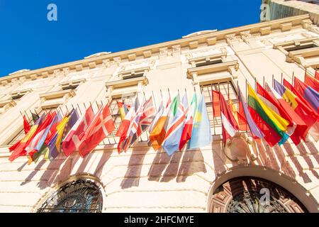 Wien, Vienna: Bandiere dell'Organizzazione für Sicherheit und Zusammenarbeit in Europa (OSZE) (Organizzazione per la sicurezza e la cooperazione in Europa (OSCE)) a Foto Stock