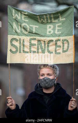 I manifestanti del governo nel centro di Manchester, compresi i manifestanti di Kill the Bill. Le proteste si stanno svolgendo in tutto il paese sabato 15th gennaio 2022 prima dei voti sulle misure antiprotesta nella Camera dei Lord la prossima settimana. Le Marche si tengono a Londra, Bristol, Coventry, Newcastle, Liverpool, Sheffield, Plymouth - con i manifestanti che esortano i colleghi a votare contro gli emendamenti alla polizia, alla criminalità, alla condanna e alla legge dei tribunali quando ritorna a casa lunedì. Alcune di queste misure permetterebbero alla polizia di infragilire le proteste che causano “grave fastidio”, e di cedere Foto Stock