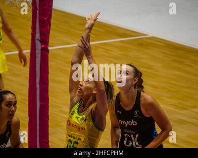 Londra, Regno Unito. 15th Jan 2022. Copper Box Arena, Londra, 15th gennaio 2022 Cara Koenen (Australia Diamonds) prende un colpo nella partita tra Silver Ferns (Nuova Zelanda) e Diamonds (Australia) nella Quad Series alla Copper Box Arena, Londra il 15th gennaio 2022 Claire Jeffrey/SPP Credit: SPP Sport Press Photo. /Alamy Live News Foto Stock