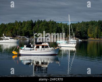 WA21130-00...WASHINGTON - Barche ancorate a Garrison Bay, parte del Parco storico Nazionale del Camp Inglese situato sull'Isola di San Juan. Foto Stock