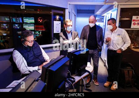 Parigi, Francia. 15th Jan 2022. NEVEU GERARD (fra) SENIOR ADVISOR MOTORSPORT GAMES FILLON PIERRE (fra), PRESIDENTE di ACO, PORTAIT LEQUIEN FRÉDÉRIC (fra), CEO del FIA WORLD ENDURANCE CHAMPIONSHIP, RITRATTO DALMAS YANNICK durante la 24 ore di le Mans Virtual, 24 Heures du Mans Virtuelles, sim racing, dal 14 al 15 gennaio al 14, 2022 a parigi, Francia - Foto Francis Flamand/DPPI Credit: DPPI Media/Alamy Live News Foto Stock