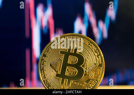 Tabella Bitcoin e bitcoin. Commercio di criptovaluta. Grafica Bitcoin. Estrazione di Bitcoin. Gestione finanziaria su pc Concept. Commercio di denaro. Commercio digitale. Foto Stock