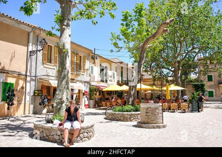 Outdoor Cafe, Placa de Cartoixa, Valldemossa Valldemossa comune, Maiorca, isole Baleari, Spagna Foto Stock