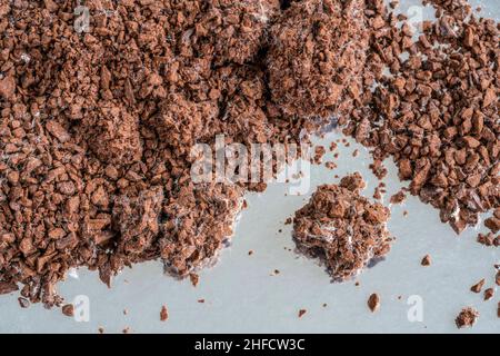 caffè istantaneo, fondo con macerie di caffè granulate e intatte dalla muffa. insano marcio cibo e bevande concetto a causa di muffa o muffe w Foto Stock