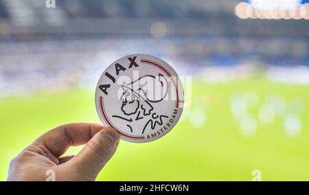 12 settembre 2021, Amsterdam, Paesi Bassi. L'emblema della squadra di calcio AFC Ajax sullo sfondo di uno stadio moderno. Foto Stock