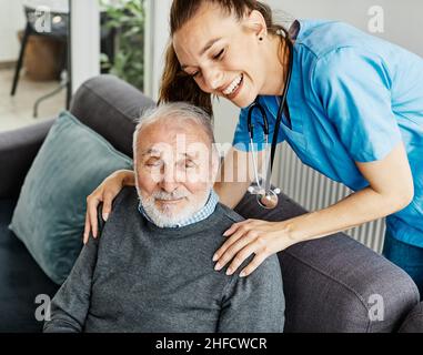 infermiera medico assistenza anziana aiuto assistenza pensionamento casa infermieristica anziani felice allegro solo salute sostegno famiglia mano spalla figlia Foto Stock