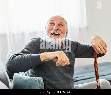 senior disabili uomo camminare bastone bastone bastone ritratto salute pensionamento anziani felice allegro da solo attivo grigio capelli Foto Stock