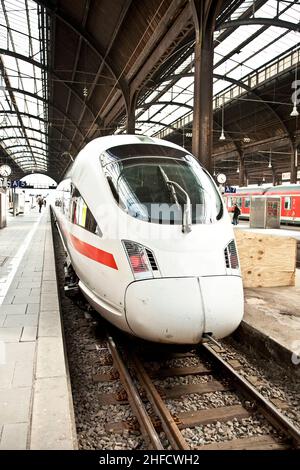 moderno treno ad alta velocità in stazione Foto Stock