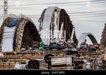 Los Angeles, Stati Uniti. 12th Jan 2022. Costruzione del nuovo 6th Street Bridge di sostituzione a Los Angeles. Il progetto costa $588 milioni di dollari e collegherà il lato est con il centro. Il nuovo ponte, noto come “il nastro di luce”, è stato creato da HNTB e dall'architetto di Los Angeles Michael Maltzan. 1/15/2021 Los Angeles, CA., USA (Photo by Ted Soqui/SIPA USA) Credit: Sipa USA/Alamy Live News Foto Stock