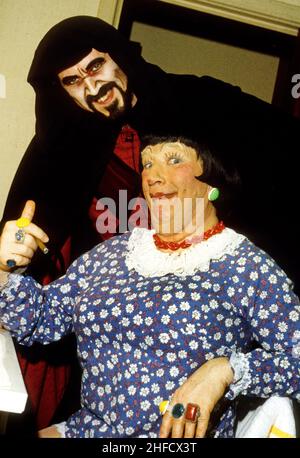 L'attore gallese Wyn Calvin è noto affettuosamente come 'il Principe Clown del Galles' e 'il Principe Gallese della risata', nel suo spogliatoio come pantomima dame in Jack e il Beanstalk 1988 Foto Stock