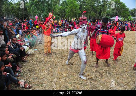 Un devotee si esibisce durante il Charak Puja Festival durante Poush Shonkhanti di Bangla Calendario anno. La pittura del corpo fa parte delle attività rituali di t Foto Stock