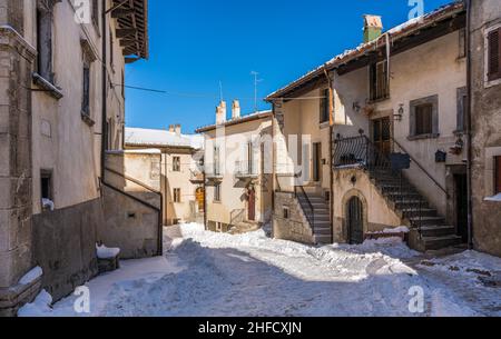 Il bellissimo borgo di Pescocostanzo è coperto di neve durante l'inverno. Abruzzo, Italia centrale. Foto Stock