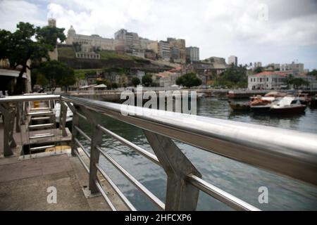 salvador, bahia, brasile - 1 gennaio 2022: Corrimano in acciaio inossidabile è visto su un molo di un porto turistico nella città di Salvador. Foto Stock