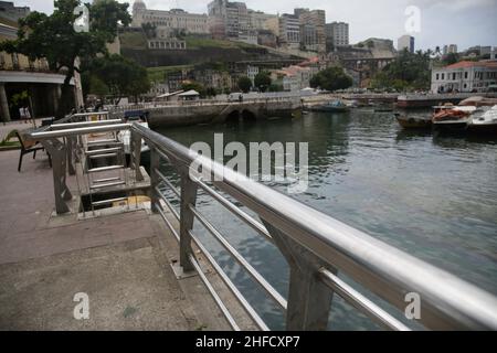 salvador, bahia, brasile - 1 gennaio 2022: Corrimano in acciaio inossidabile è visto su un molo di un porto turistico nella città di Salvador. Foto Stock