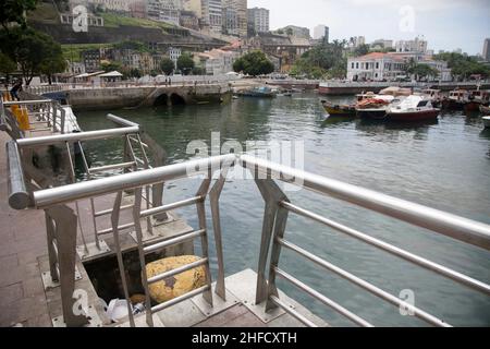 salvador, bahia, brasile - 1 gennaio 2022: Corrimano in acciaio inossidabile è visto su un molo di un porto turistico nella città di Salvador. Foto Stock