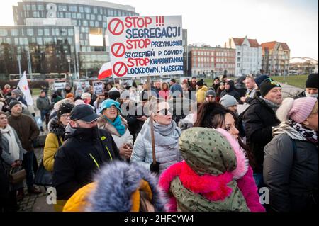 Danzica, Polonia. 15th Jan 2022. Un manifestante tiene un cartello durante la manifestazione alla Piazza della solidarietà. 'STOP segregazione sanitaria', 'STOP forzato', 'liberi popoli' - tali slogan potrebbero essere ascoltati nel centro di Danzica durante la protesta degli oppositori della vaccinazione obbligatoria e della segregazione sanitaria. Quasi mille persone hanno partecipato alla marcia. Come hanno sostenuto, non hanno accettato di: 'lockdown, privazione della libertà e dei diritti civili fondamentali, alimentare la società con menzogne e paura da parte dei media mainstream, introduzione di leggi dannose Limit Credit: SOPA Images Limited/Alamy Live News Foto Stock