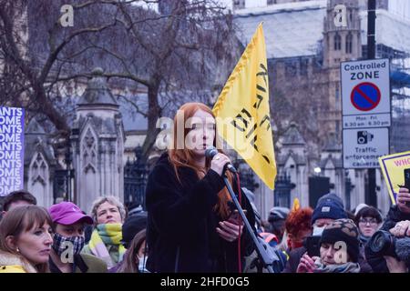 Londra, Regno Unito 15th gennaio 2022. L'attivista Patsy Stevenson, arrestato nella veglia Sarah Everard, parla in Piazza del Parlamento durante la protesta Kill the Bill. Migliaia di persone hanno marciato attraverso il centro di Londra per protestare contro la polizia, il crimine, la condanna e la legge giudiziaria, che renderà molti tipi di protesta illegale. Credit: Vuk Valcic / Alamy Live News Foto Stock