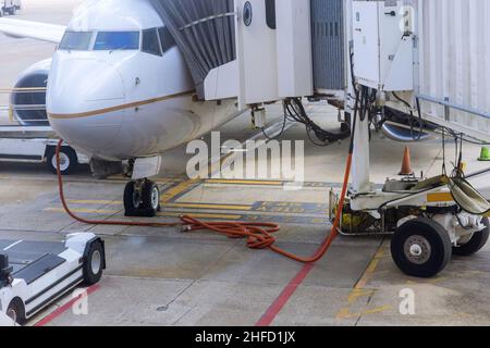 Preparazione dell'aeroplano prima del volo con l'aeroporto Foto Stock