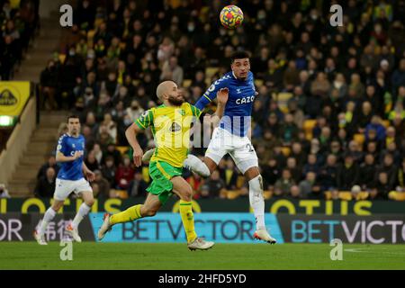 15th gennaio 2022: Carrow Road, Norwich, Norforlk, Inghilterra; calcio della Premier League, Norwich contro Everton; ben Godfrey di Everton testa la palla libera da Teemu Pukki di Norwich City Foto Stock