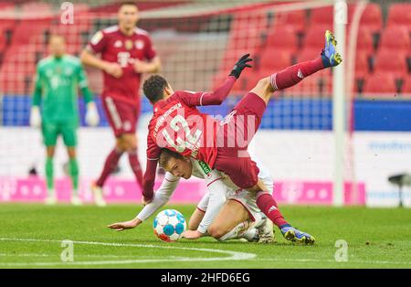 Luca KILIAN, 1.FCK 15 gareggia per la palla, affrontando, duello, header, zweikampf, Azione, lotta contro Jamal MUSIALA, FCB 42 nella partita 1.FC Köln - FC BAYERN München 0-4 1.German Football League il 15 gennaio 2022 a Colonia, Germania Stagione 2021/2022, giorno della partita 19, 1.Bundesliga, 19.Spieltag, © Peter Schatz / Alamy Live News - LE NORMATIVE DFL VIETANO L'USO DI FOTOGRAFIE come SEQUENZE DI IMMAGINI e/o QUASI-VIDEO - Foto Stock