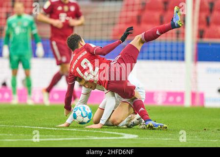 Luca KILIAN, 1.FCK 15 gareggia per la palla, affrontando, duello, header, zweikampf, Azione, lotta contro Jamal MUSIALA, FCB 42 nella partita 1.FC Köln - FC BAYERN München 0-4 1.German Football League il 15 gennaio 2022 a Colonia, Germania Stagione 2021/2022, giorno della partita 19, 1.Bundesliga, 19.Spieltag, © Peter Schatz / Alamy Live News - LE NORMATIVE DFL VIETANO L'USO DI FOTOGRAFIE come SEQUENZE DI IMMAGINI e/o QUASI-VIDEO - Foto Stock