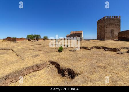 Vista sul cortile del castello medievale di Noudar, con sfondo paesaggistico Alentejo e situato a 5 km dal confine spagnolo. Alentejo, Portogallo. Foto Stock