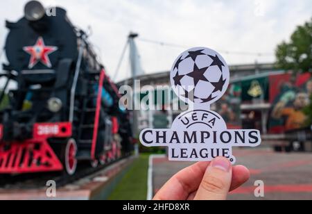 30 agosto 2021, Mosca, Russia. L'emblema della UEFA Champions League di fronte allo stadio Lokomotiv di Cherkizovo. Foto Stock