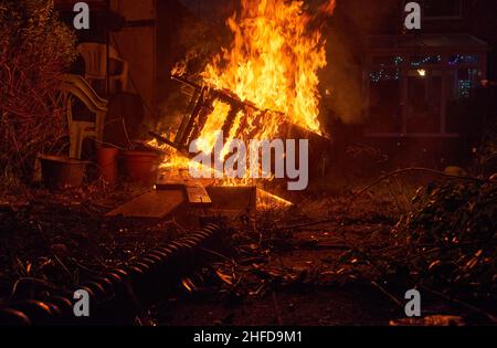 Mobili antichi su un falò Foto Stock