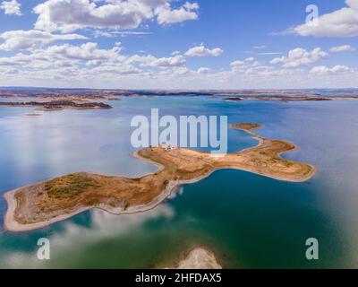 Vista aerea del lago artificiale di Alqueva Dam, vicino alla spiaggia del fiume aldeia da luz, regione turistica di Alentejo, Portogallo. Foto Stock