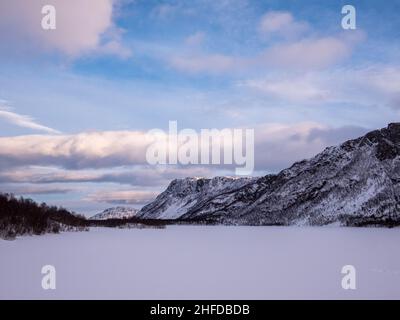 Mattisvannet è un lago vicino a Kafjord in Norvegia. Foto Stock