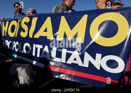 Circa 5000 persone protestano contro il vaccino obbligatorio di Covid 19 a Roma, il 15 gennaio 2022. Secondo le più recenti norme governative, in Italia sono obbligatorie almeno due dosi di vaccino per ottenere il certificato "Green Pass"; il Green Pass è essenziale per lavorare, entrare in autobus, treni, caffè, ristoranti, palestre, cinema. Inoltre, tutte le persone di età superiore ai 50 anni devono ricevere un vaccino obbligatorio. I dimostranti provenienti da tutta Italia chiedono al governo di lasciare la gente libera di vaccinarsi o meno e abolire il Green Pass. Alcuni sono stati impediti dalla polizia di raggiungere l'edificio del governo italiano. (Foto di Elisa G Foto Stock