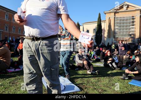 Circa 5000 persone protestano contro il vaccino obbligatorio di Covid 19 a Roma, il 15 gennaio 2022. Secondo le più recenti norme governative, in Italia sono obbligatorie almeno due dosi di vaccino per ottenere il certificato "Green Pass"; il Green Pass è essenziale per lavorare, entrare in autobus, treni, caffè, ristoranti, palestre, cinema. Inoltre, tutte le persone di età superiore ai 50 anni devono ricevere un vaccino obbligatorio. I dimostranti provenienti da tutta Italia chiedono al governo di lasciare la gente libera di vaccinarsi o meno e abolire il Green Pass. Alcuni sono stati impediti dalla polizia di raggiungere l'edificio del governo italiano. (Foto di Elisa G Foto Stock