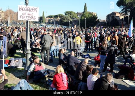 Circa 5000 persone protestano contro il vaccino obbligatorio di Covid 19 a Roma, il 15 gennaio 2022. Secondo le più recenti norme governative, in Italia sono obbligatorie almeno due dosi di vaccino per ottenere il certificato "Green Pass"; il Green Pass è essenziale per lavorare, entrare in autobus, treni, caffè, ristoranti, palestre, cinema. Inoltre, tutte le persone di età superiore ai 50 anni devono ricevere un vaccino obbligatorio. I dimostranti provenienti da tutta Italia chiedono al governo di lasciare la gente libera di vaccinarsi o meno e abolire il Green Pass. Alcuni sono stati impediti dalla polizia di raggiungere l'edificio del governo italiano. (Foto di Elisa G Foto Stock