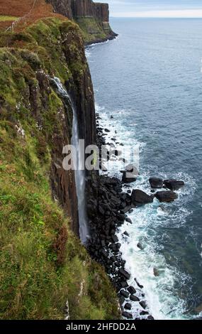 Le antiche scogliere che assomigliano a un kilt con una cascata di Mealt sulla seconda isola più grande della Scozia emettono un suono d'effetto. Foto Stock