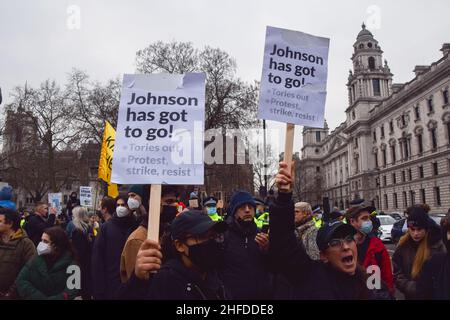 Londra, Regno Unito 15th gennaio 2022. I manifestanti anti anti anti-Boris Johnson in Piazza del Parlamento durante la protesta Kill the Bill. Migliaia di persone hanno marciato attraverso il centro di Londra per protestare contro la polizia, il crimine, la condanna e la legge giudiziaria, che renderà molti tipi di protesta illegale. Credit: Vuk Valcic / Alamy Live News Foto Stock